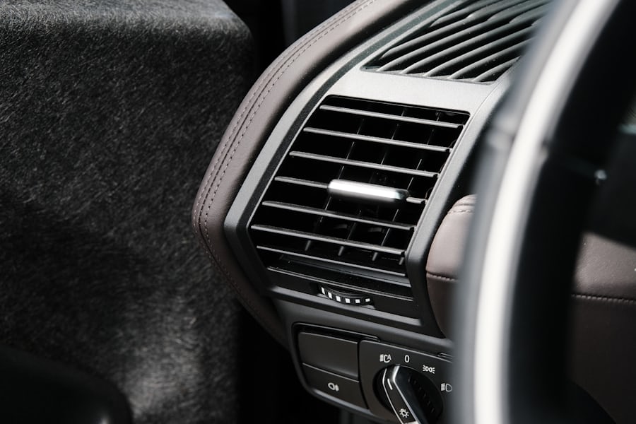 Air-conditioned car interior vent
